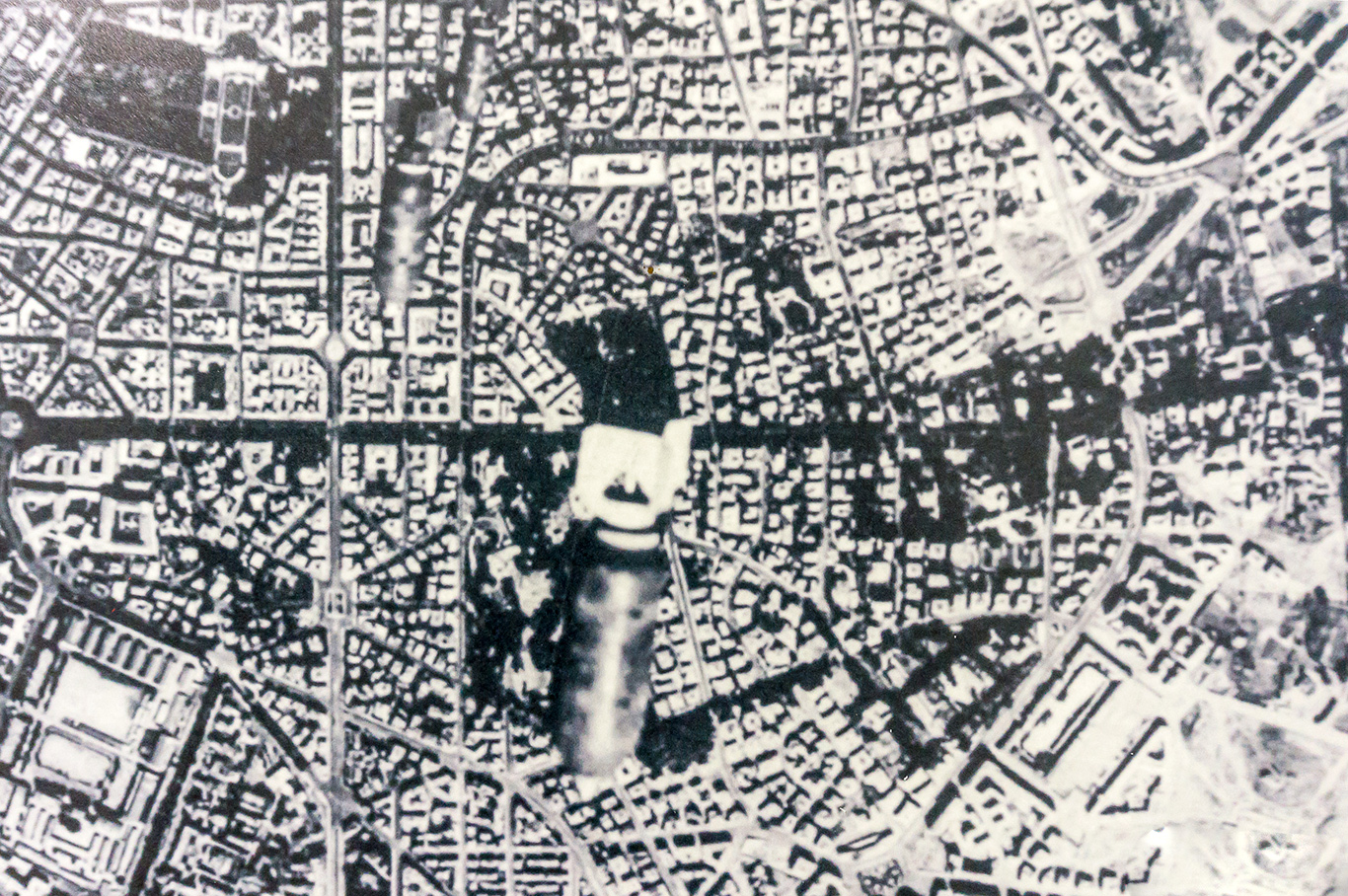 Φωτογραφία από βομβαρδισμό της Ρώμης το 1943. Κατά περίεργο τρόπο, η Βίλα Τορλόνια είναι κρυμμένη από την βόμβα στο κέντρο.
