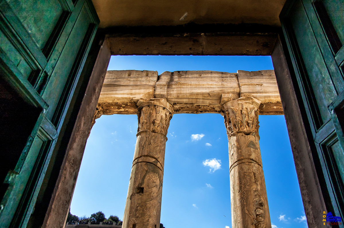 Οι στύλοι με τις αυλακώσεις για την στερέωση σχοινιών, στην προσπάθεια κατεδάφισης τους