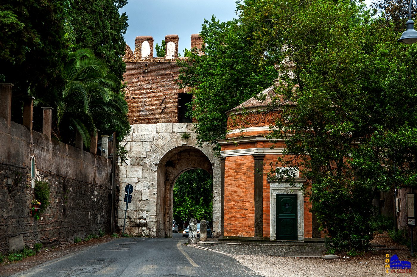 San Giovanni in Oleo και πίσω η porta Latina.