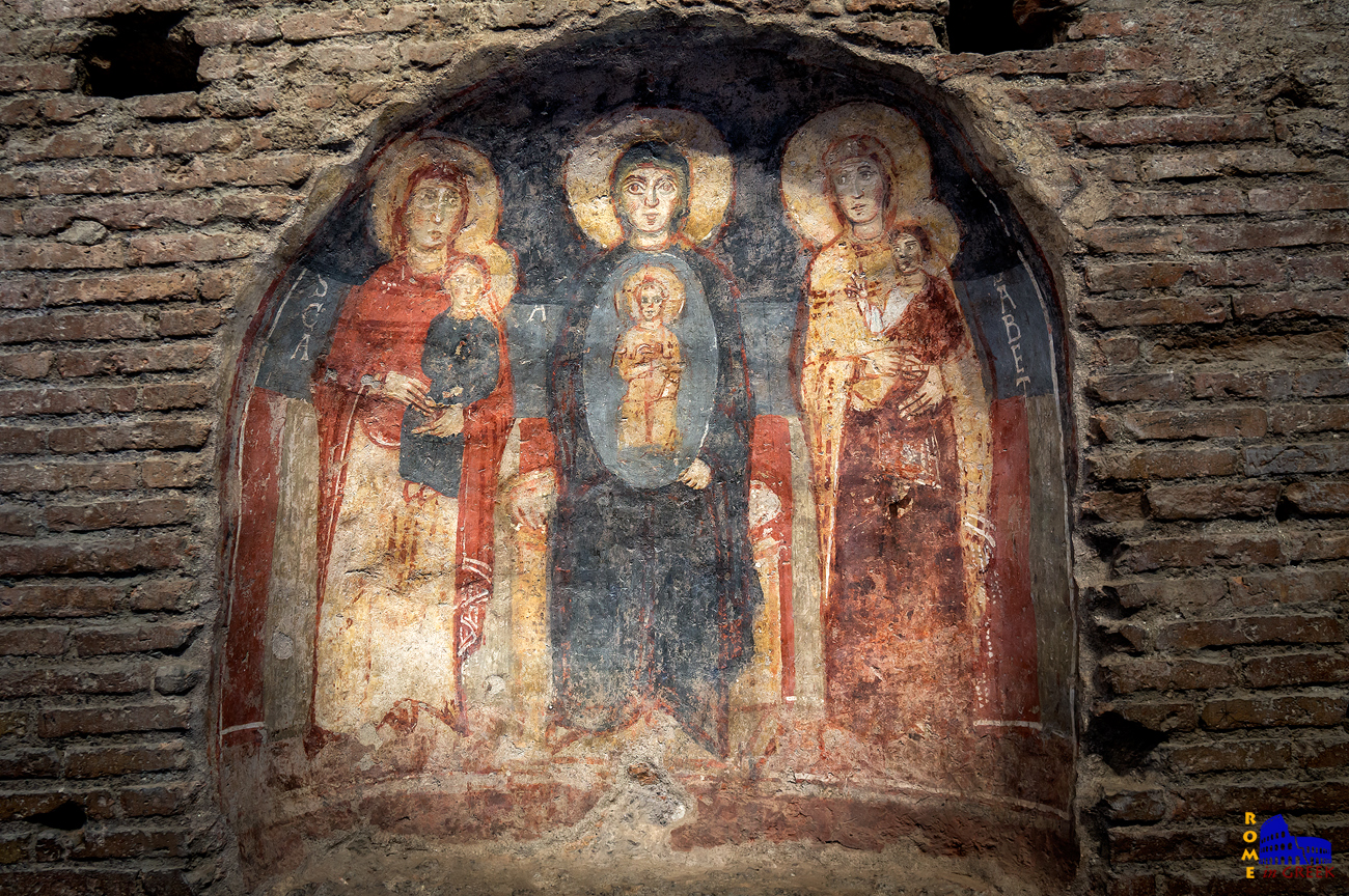 Μια κόγχη με μια τοιχογραφία σπάνιας θεματολογίας με μητέρες και παιδιά: Στο κέντρο η Παναγία με τον Ιησού, αριστερά η Άννα με την Παναγία, δεξιά η Ελισάβετ με τον Άγιο Ιωάννη τον Βαπτιστή.